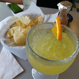 a margarita and chips