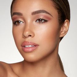 Jessica deBen - Natural makeup warm bronze eyeshadow and glossy lip. Defined brow frames the face.