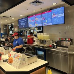 Raising Cane's Chicken Fingers - Staff working