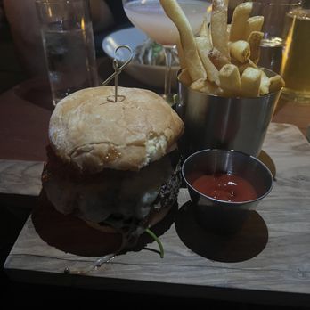 Hideout - Mo Bettah - Bars Near Me - Honolulu, Hawaii