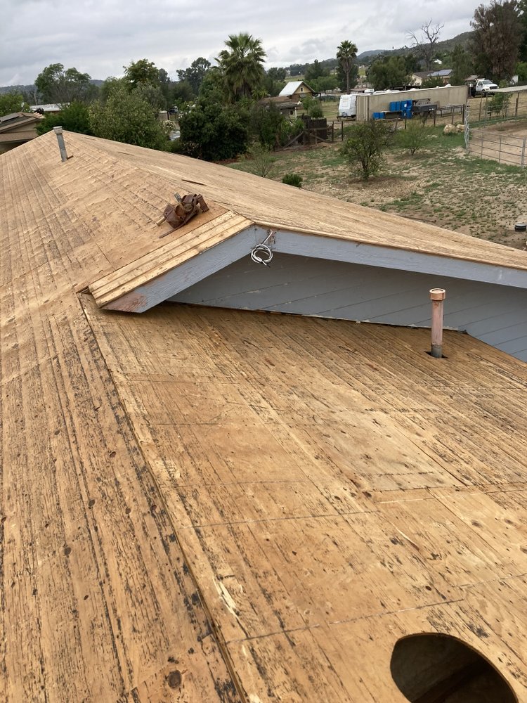 Slide of Mo's Professional Roofing