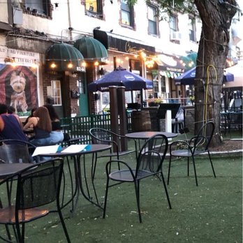 Austin's Ale House - Outdoor dining area. Not busy. - Sports Bars Near Me - Kew Gardens, New York