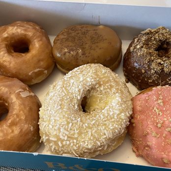 Beignes & Glaz - Régulier, Tiramisu, chocolat, fromage, noix de coco et citron - Donuts Near Me - Brossard, Quebec Beignes & Glaz - Régulier, Tiramisu, chocolat, fromage, noix de coco et citron - Donuts Near Me - Brossard, Quebec