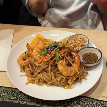 Mai Thai Cuisine - shrimp pad thai - Thai Near Me - Montreal, Quebec Mai Thai Cuisine - shrimp pad thai - Thai Near Me - Montreal, Quebec