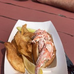 Shore Rd Market - Lobster roll