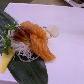 168 Sushi Japan Buffet - Why is the sashimi so f**king small? And why is the plate so big?! - Sushi Bars Near Me - Mississauga, Ontario