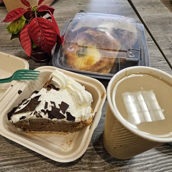 Le Hérisson - Belgian Chocolate Custard Pie. Sweetened Hōji Cha: toasted green tea that turns brown w/ smoky, nutty, earthy flavours, Oat milk - Cafes Near Me - Simi Valley, California Le Hérisson - Belgian Chocolate Custard Pie. Sweetened Hōji Cha: toasted green tea that turns brown w/ smoky, nutty, earthy flavours, Oat milk - Cafes Near Me - Simi Valley, California
