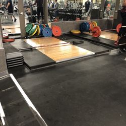 LA Fitness - Makes deadlifts and clean jerk so easy