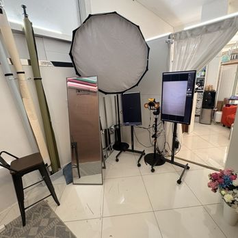 Pose Palace Self-portrait Studio - The camera set up and large view of what the camera is taking - Session Photography Near Me - Garden Grove, California Pose Palace Self-portrait Studio - The camera set up and large view of what the camera is taking - Session Photography Near Me - Garden Grove, California