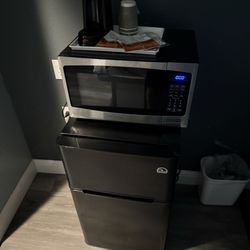 Surf City Inn & Suites - Mini fridge and microwave 2 queen bed room #211 which actually had 3 queen beds ! Yes 3