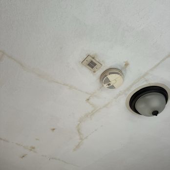 Glen Tavern Inn - Our room had a cracked and patched ceiling that was begging for a coat of paint. - Hotels Near Me - Santa Paula, California Glen Tavern Inn - Our room had a cracked and patched ceiling that was begging for a coat of paint. - Hotels Near Me - Santa Paula, California