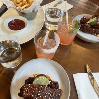 Earls Kitchen + Bar - Canadian (New) Near Me - Toronto, Ontario
