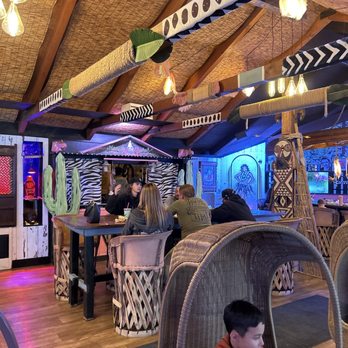 Tropicali - Dining area - Hawaiian Near Me - Big Bear Lake, California