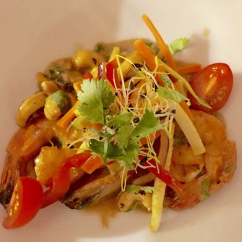 Fou de Fafa - Pan-Fried Tiger Prawns in Satay Sauce, Fresh Coriander and Cashew Nuts - French Near Me - Avignon, 84