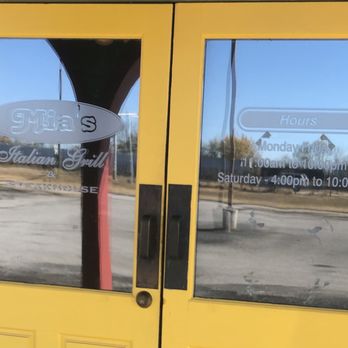 Mia's Grill - the front door of the restaurant - Italian Near Me - Pryor, Oklahoma