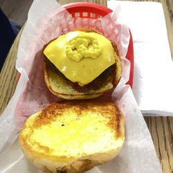 MP's Town Tap - Cheeseburger