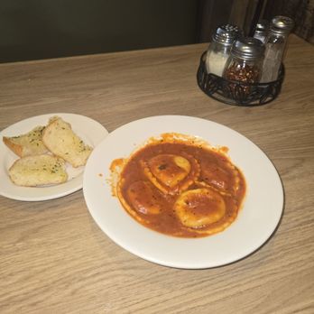 Cannataro's - Spinach Ravioli and Garlic Bread - Italian Near Me - Chino, California Cannataro's - Spinach Ravioli and Garlic Bread - Italian Near Me - Chino, California