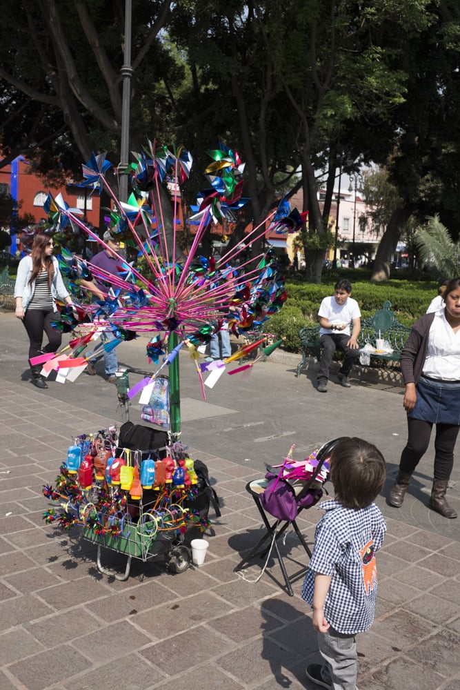 Rehiletes, aviones y burbujas en Coyoacán