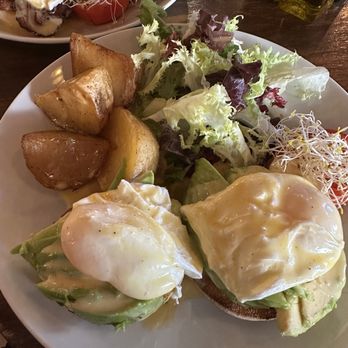 El Arbol Brunch - Eggs Benedict with Avocado! This is one to share! Delicious - Modern European Near Me - Barcelona, B