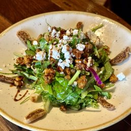 Fig and walnut salad
