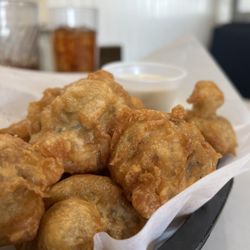 Coburg Crossing Café - Fried mushrooms used with the batter the use of the fish!  Yummy!