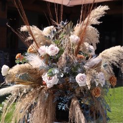 Tumbleweeds Florist - Barrels lining the aisle were amazing!