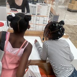 Quickly - Ordering their first bobas