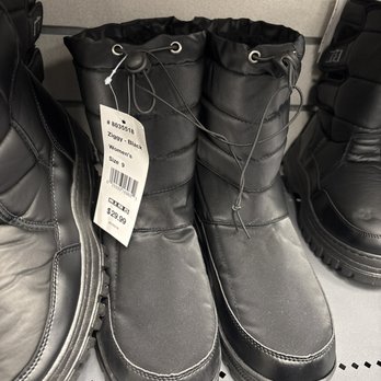 Big 5 Sporting Goods - A snow boots the women Ziggy black boot has size 9 $30 - Sporting Goods Near Me - Atwater, California
