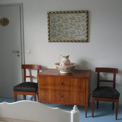 Ferienwohnungen Am Lottenbach - Altes Biedermeier, leuchtend blaue Dielen: FILIPPO MILLERs schönes Schlafzimmer