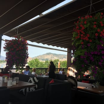 Earls Kitchen + Bar - Earls Patio - Canadian (New) Near Me - Kelowna, British Columbia
