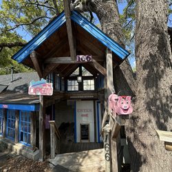 Bubba's Barbecue - Front steps