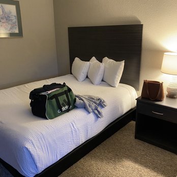 Lakeshore Lodge - a bed with a bag on it - Restaurants Near Me - Lakeside, Oregon Lakeshore Lodge - a bed with a bag on it - Restaurants Near Me - Lakeside, Oregon