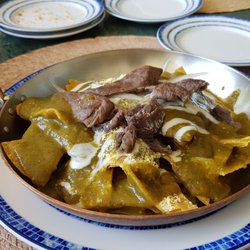 Azul y Oro Café - Chilaquiles verdes con carne