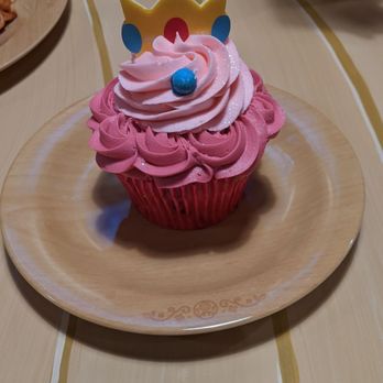 Toadstool Cafe - Peach cupcake - Cafes Near Me - Universal City, California