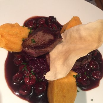 Hexle - Medaillons vom Hirschrücken mit Preiselbeeren auf Apfel-Zimt-Rotkraut und Süßkartoffelpüree - Modern European Near Me - Stuttgart, BW Hexle - Medaillons vom Hirschrücken mit Preiselbeeren auf Apfel-Zimt-Rotkraut und Süßkartoffelpüree - Modern European Near Me - Stuttgart, BW