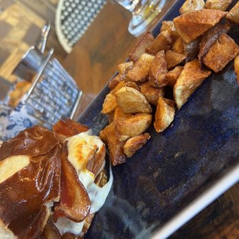 Café Hollander Hilldale - American Near Me - Madison, Wisconsin