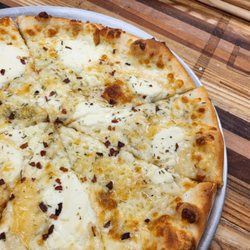 Bowen's Pizzeria & Deli - White garlic galaxy pizza