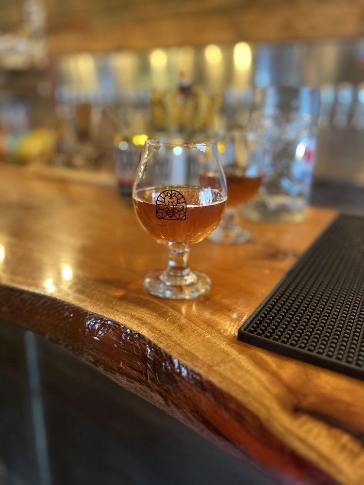 Bushel & Bee Taproom Logo