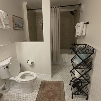 Lookout Mountain Riverview Inn - Roomy bathroom - Hotels Near Me - Chattanooga, Tennessee