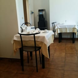 Sala colazione con macchina bevande calde