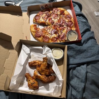 Pizza Go - 6pcs wings that are not hot And a Pepperoni Deluxe (s) - Pizza Near Me - Los Angeles, California Pizza Go - 6pcs wings that are not hot And a Pepperoni Deluxe (s) - Pizza Near Me - Los Angeles, California