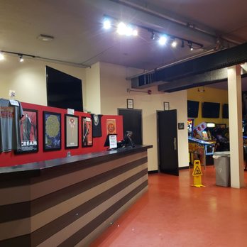 Screenland Armour - Box office and waiting area with more arcade games. - Cinema Near Me - North Kansas City, Missouri