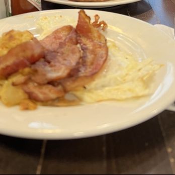 George's - Eggs, potatoes and bacon. No complaints. - American Near Me - New York, New York George's - Eggs, potatoes and bacon. No complaints. - American Near Me - New York, New York