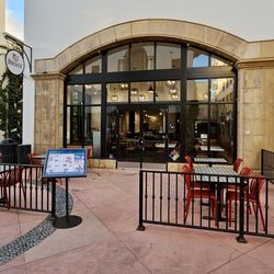 Bruxie - Front patio