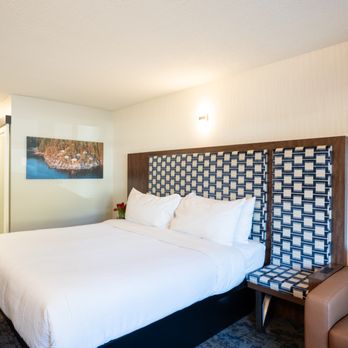 Inn The Mountains - Classic King Room - Hotels Near Me - Hope, British Columbia Inn The Mountains - Classic King Room - Hotels Near Me - Hope, British Columbia