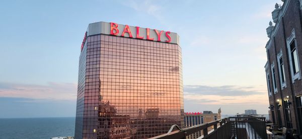 The VÜE Rooftop Bar by null