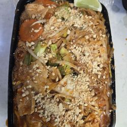 Basil Thai - Chicken pad thai with extra veggies
