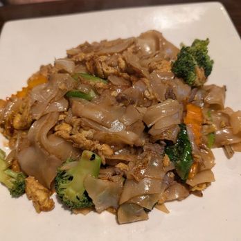 Bonzai Thai Cuisine - Pad see ew with MOSTLY chicken. There was a VERY small portion of beef under the noodles.  Photo shows chicken but he ordered BEEF !!!! - Japanese Near Me - Charlotte, North Carolina