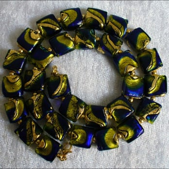 Pings Art - Kette mit dem Titel "Pfauenassemblage" aus venezianischen Glasquadern, Verschluss und Zwischenteile in 925 Silber vergoldet. - Jewelry Near Me - Berlin, BE