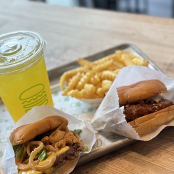 SHAKE SHACK GLENDALE Updated July 2025 1943 Photos 1455 Reviews